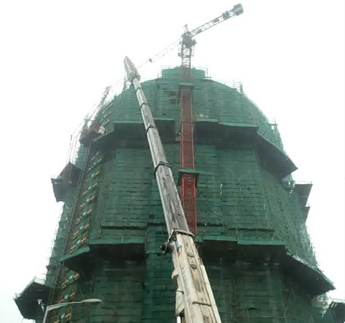 长岛吊车在工地上作业